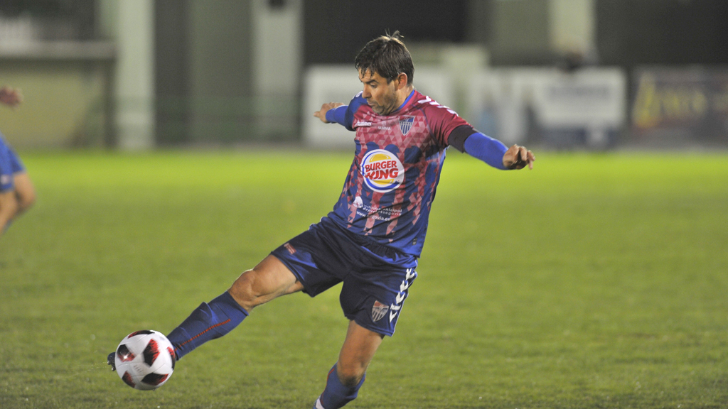 El capitán de la Gimnástica Segoviana, Anel, despeja un balón durante un partido de la competición liguera. / KAMARERO