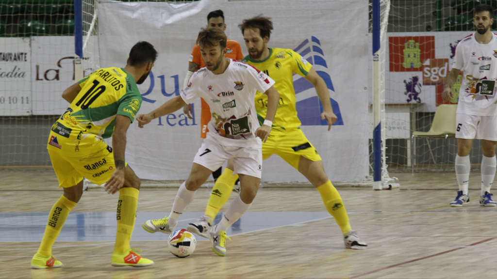 Álvaro López intenta marcharse de Carlitos y Alan Brandi. / NEREA LLORENTE