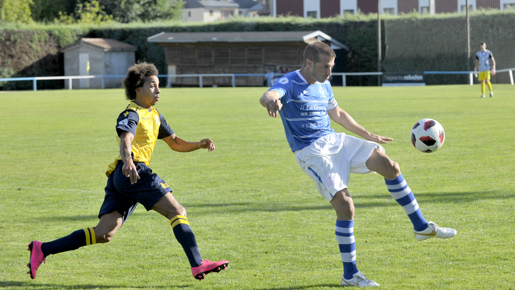 El capitán del CD La Granja, Diego Navarro ‘Pluma’, se dispone a despejar un balón ante La Virgen del Camino. / KAMARERO