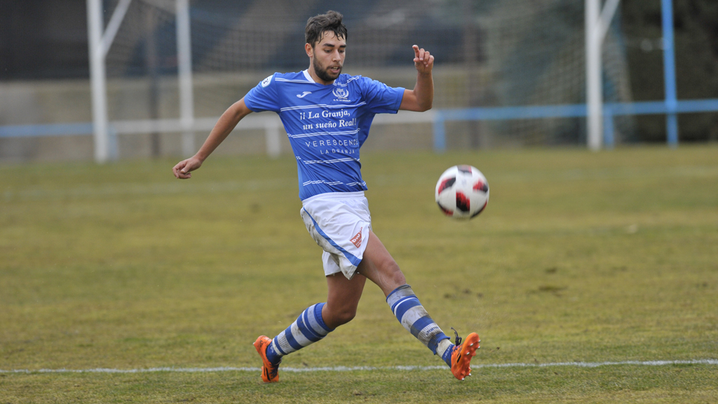 El centrocampista del CD La Granja Julián Martín ‘Juli’, baja para el partido de hoy, intenta controlar un balón. / KAMARERO