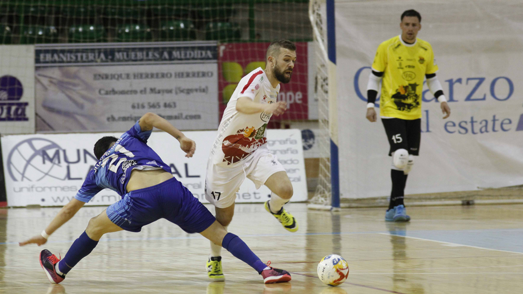 Buitre consigue regatear a Juan Emilio en el encuentro disputado en Segovia en la pasada temporada. / NEREA LLORENTE