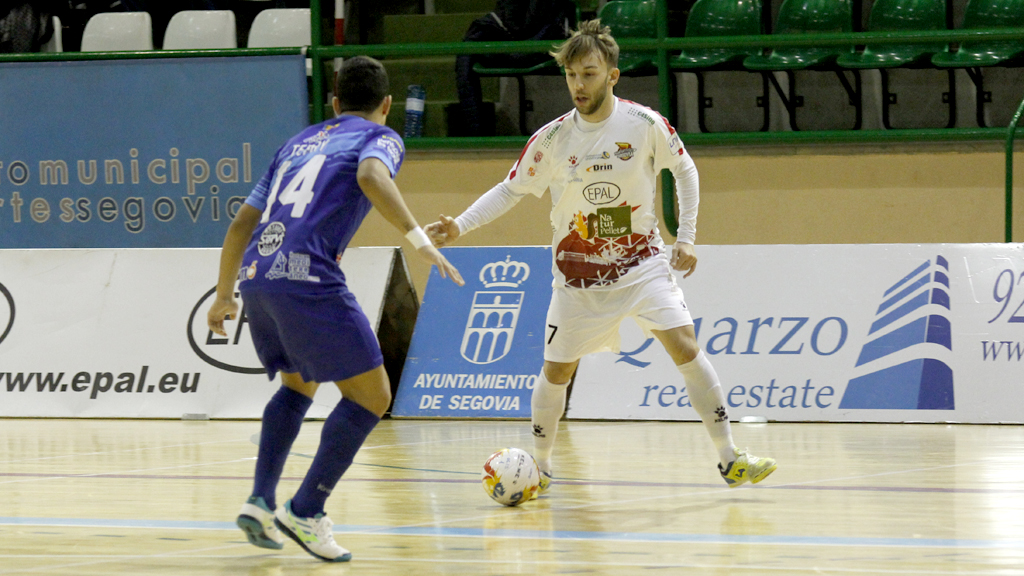 El jugador del Naturpellet Segovia Álvaro López encara a un contrincante del Peñíscola. / NEREA LLORENTE