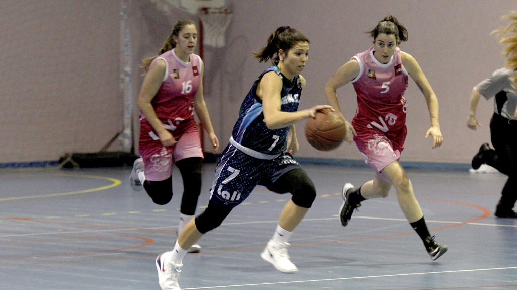 Miriam Rollán monta una contra frente a la Universidad de Valladolid. / NEREA LLORENTE