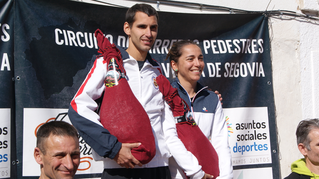 Los ganadores de la carrera de 10 kilómetros Francisco José García y Esther Ramos recogen su premio en el podio. / A.M.