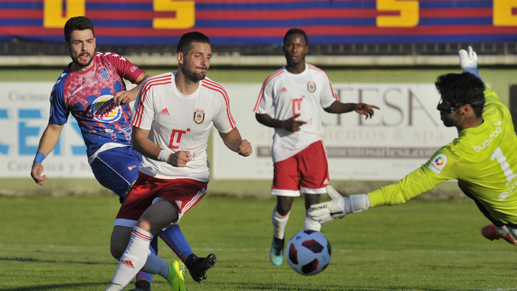 El delantero de la Segoviana Mika termina una jugada ante el Real Ávila. / KAMARERO