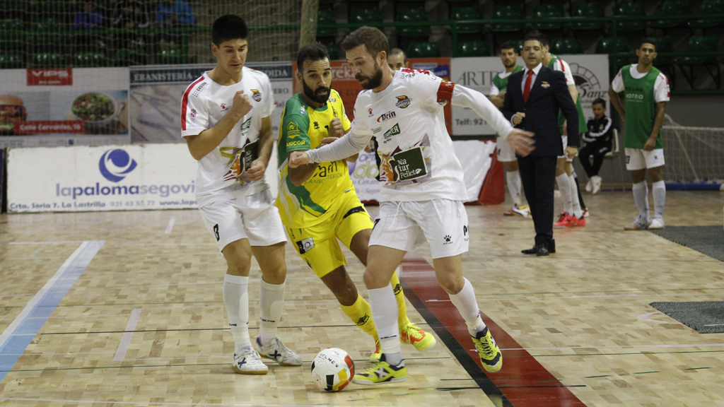 Los capitán del Naturpellet Segovia, Álvaro Barrera ‘Buitre’ conduce un balón ante el Jaén con la ayuda del ala Jesús Blázquez ‘Chus’. / NEREA LLORENTE