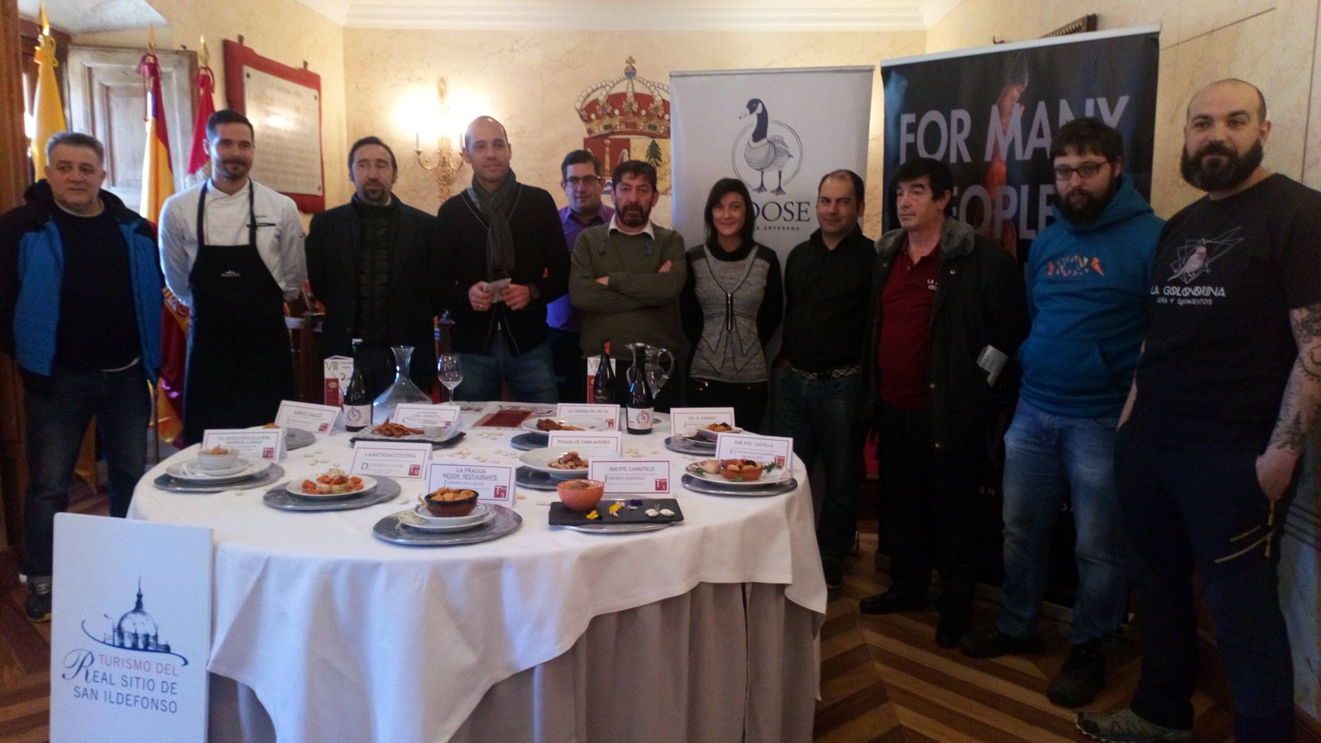 Participantes junto a Javier García y Samuel Alonso (tercero y cuarto por la izquierda) durante la presentación. / S. S.