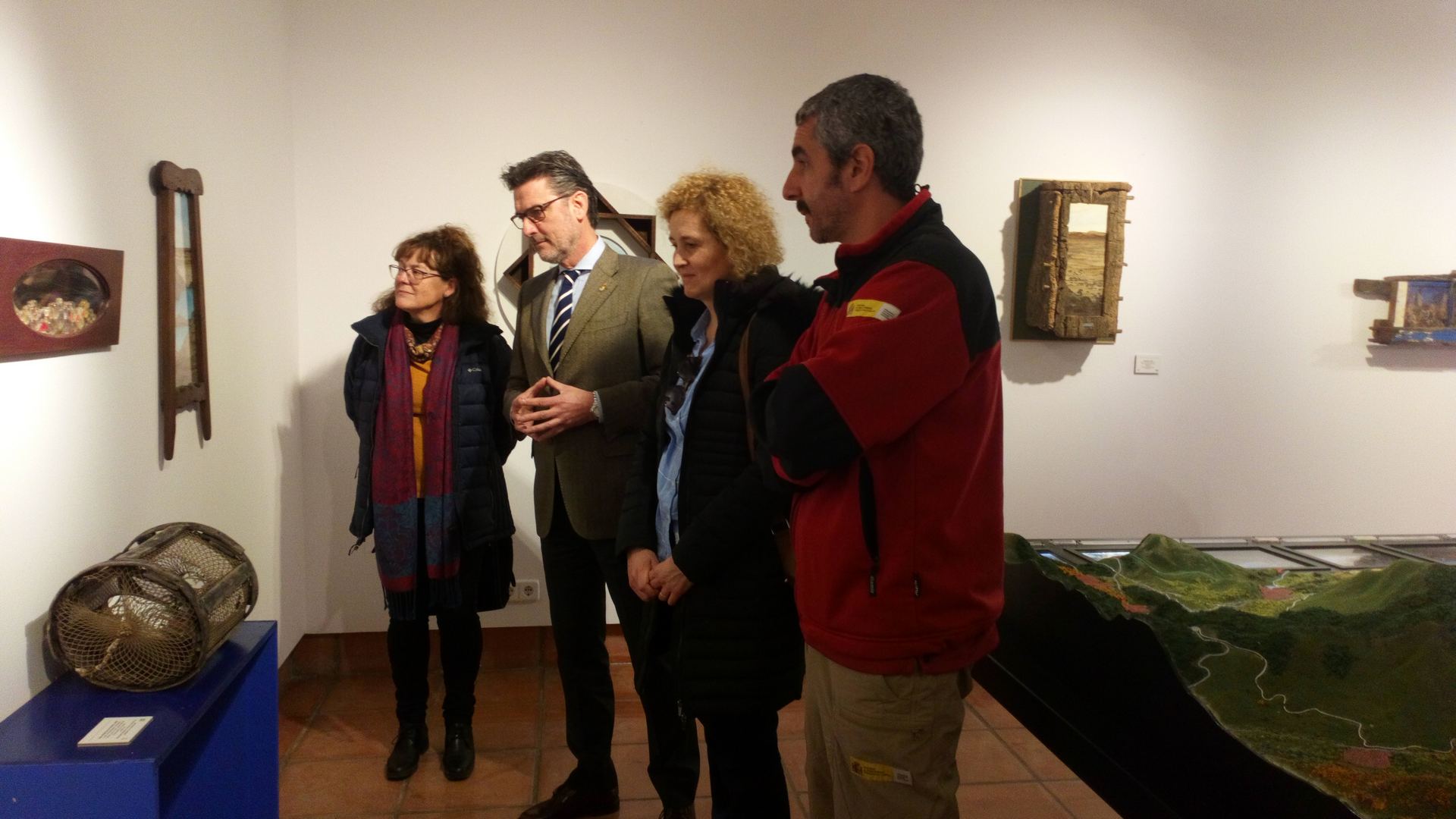 De izquierda a derecha, María Jesús Fernández, José Luis Vázquez, Lirio Martín y Álvaro Torres, contemplando las obras. / S. S.