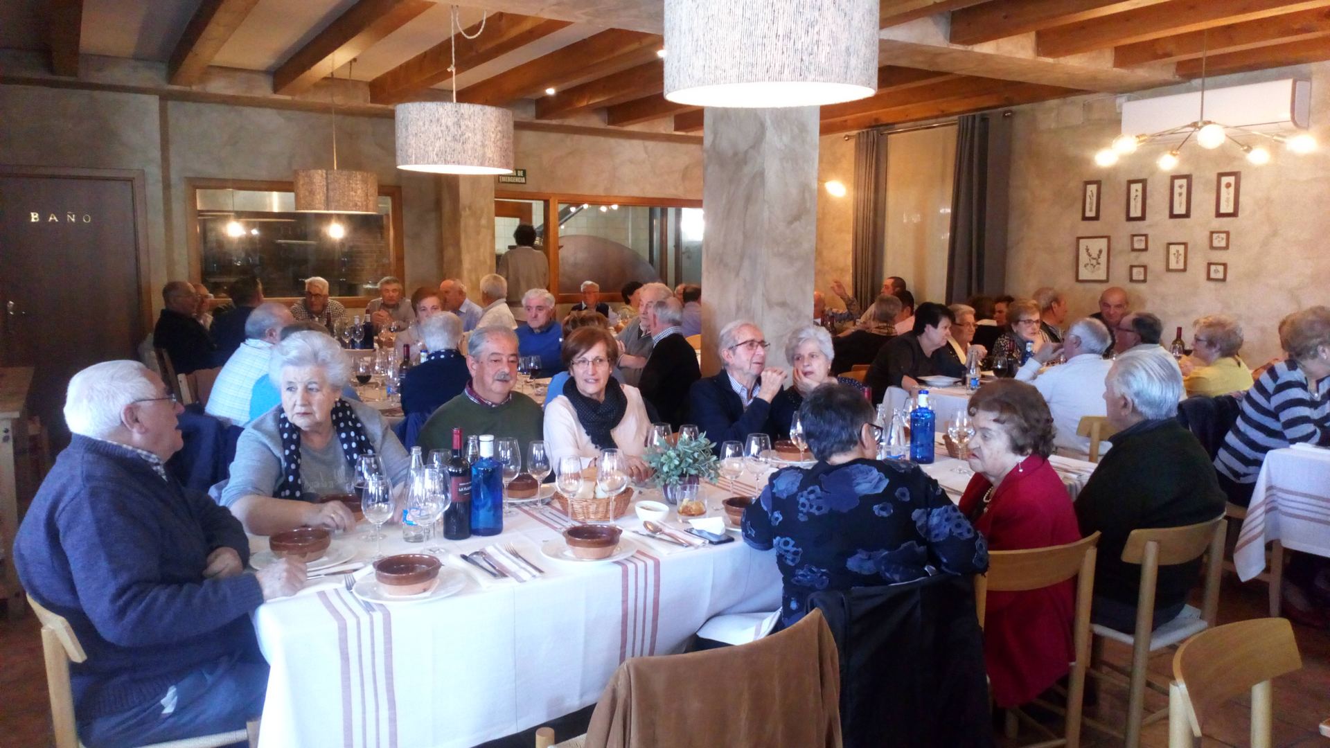 Más de cien comensales de La Granja y Valsaín se reunieron en torno a las mesas del Restaurante 'Las Brasas'. / S. Sanjuán