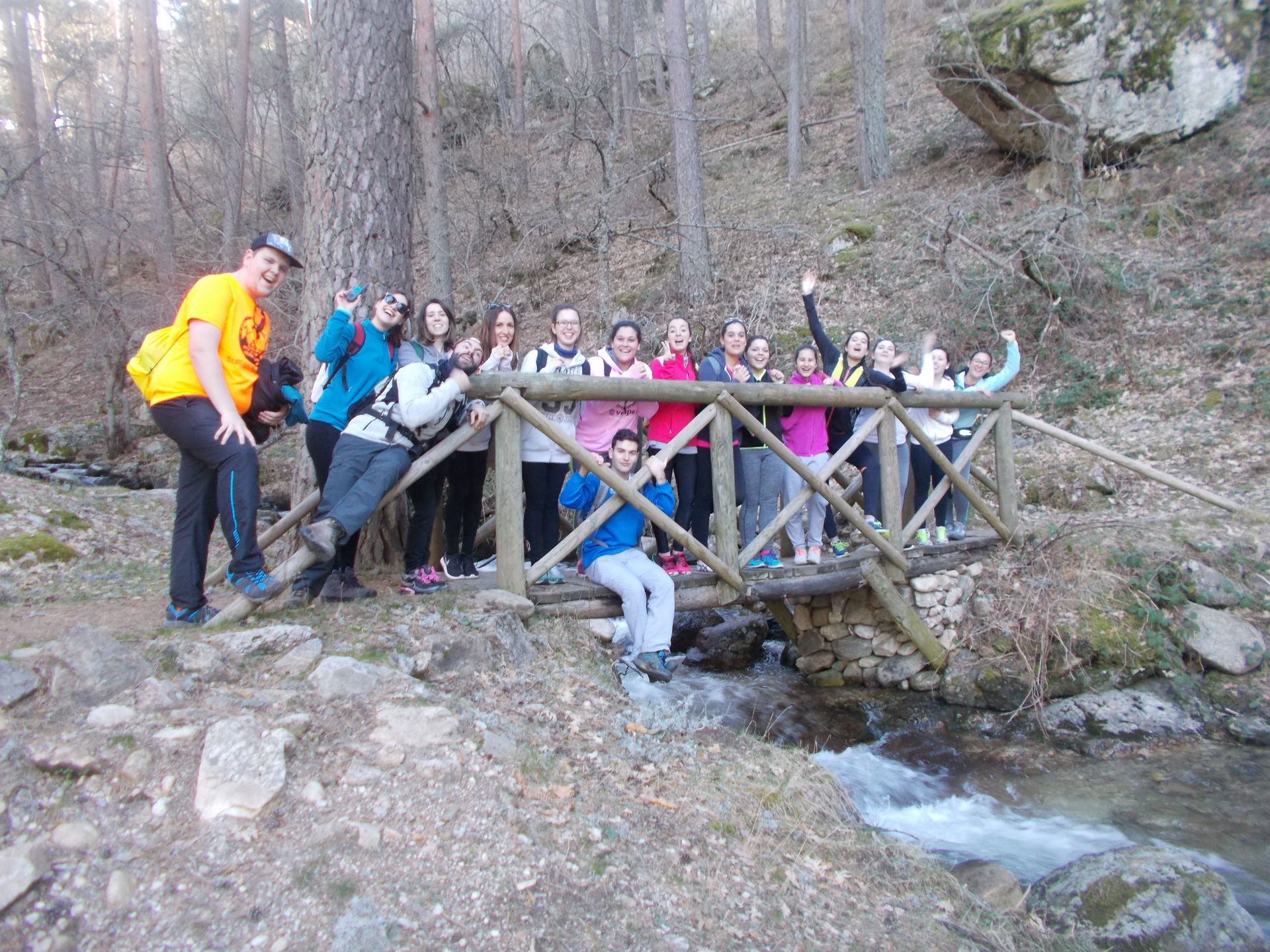 Grupo de alumnos del curso oficial de monitor de tiempo libre por los alrededores del Real Sitio. / Álvaro García Cocero
