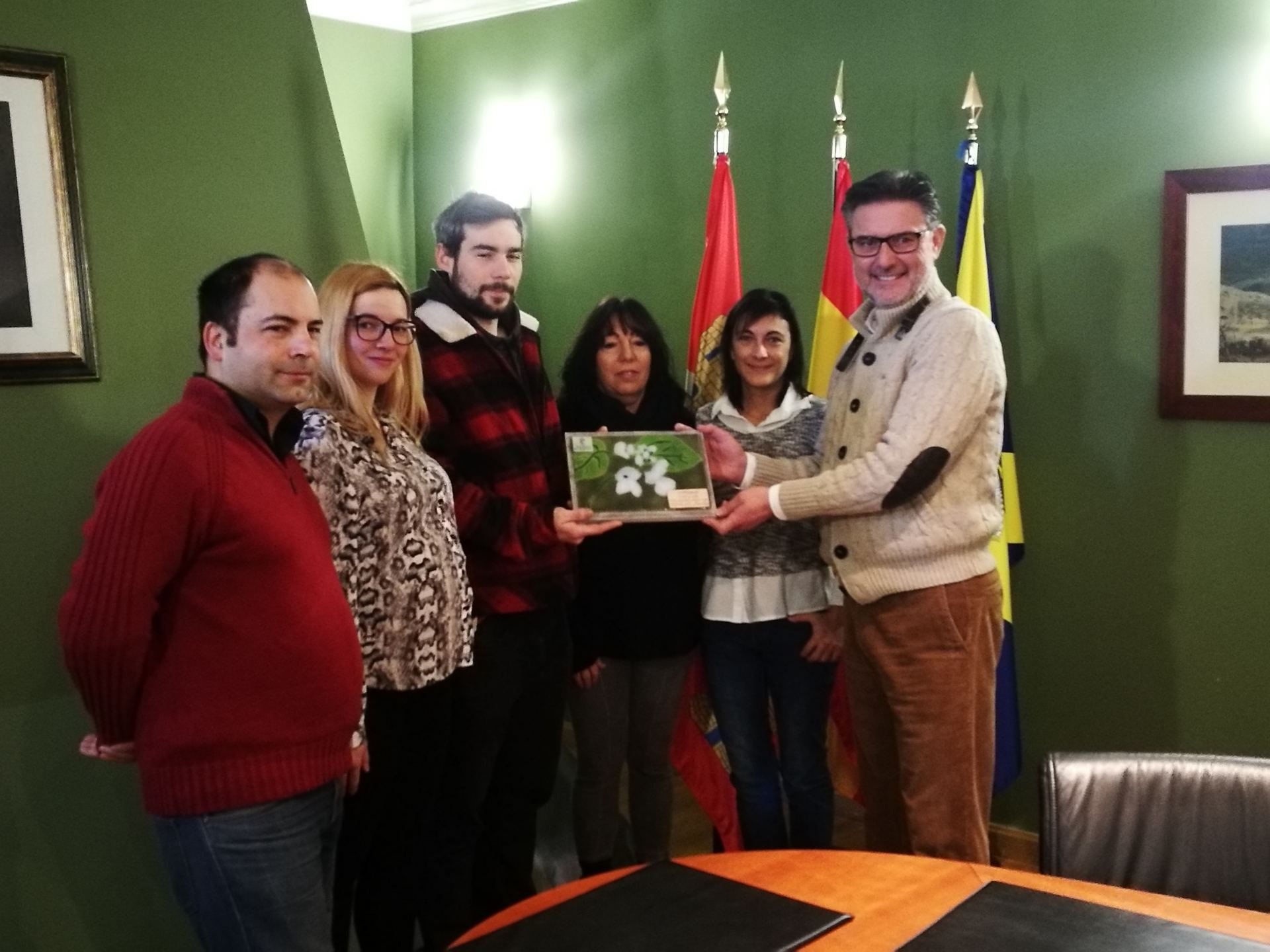 Representantes de algunos de los establecimientos, entre ellos los ganadores (en el centro) junto al alcalde. / Ayuntamiento