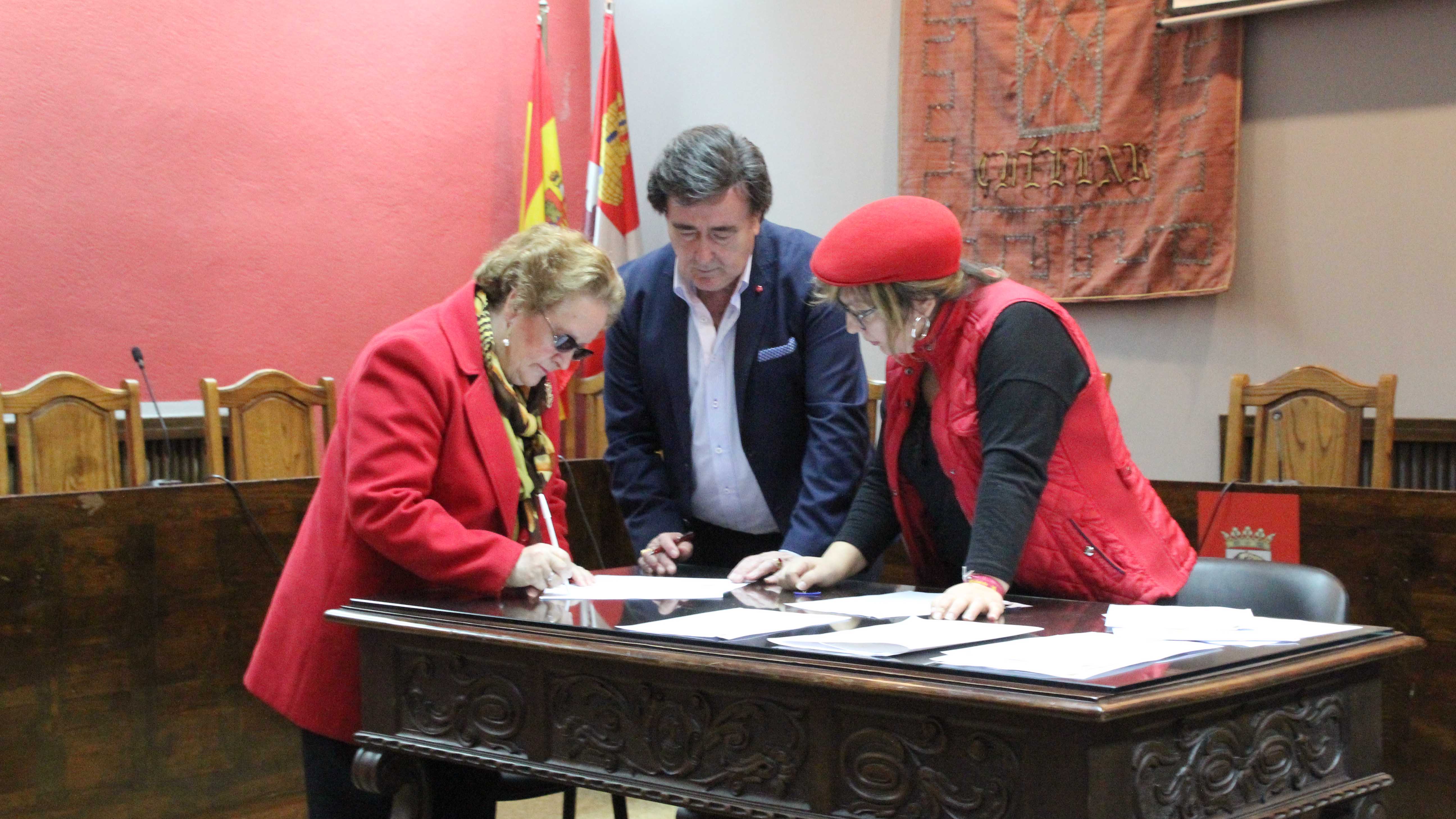 Firma de convenios de cesión de espacios celebrada ayer en el Ayuntamiento de Cuéllar./c. núñez