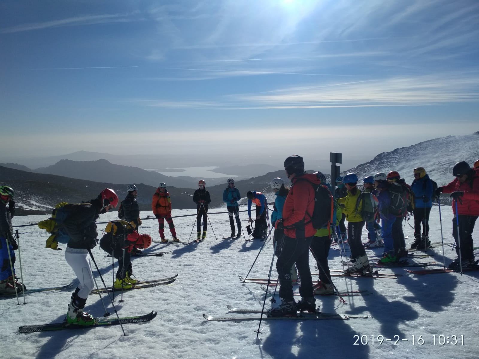 Grupo de participantes del taller de esquí de travesía esta mañana. /Manuel Pérez Brunicardi