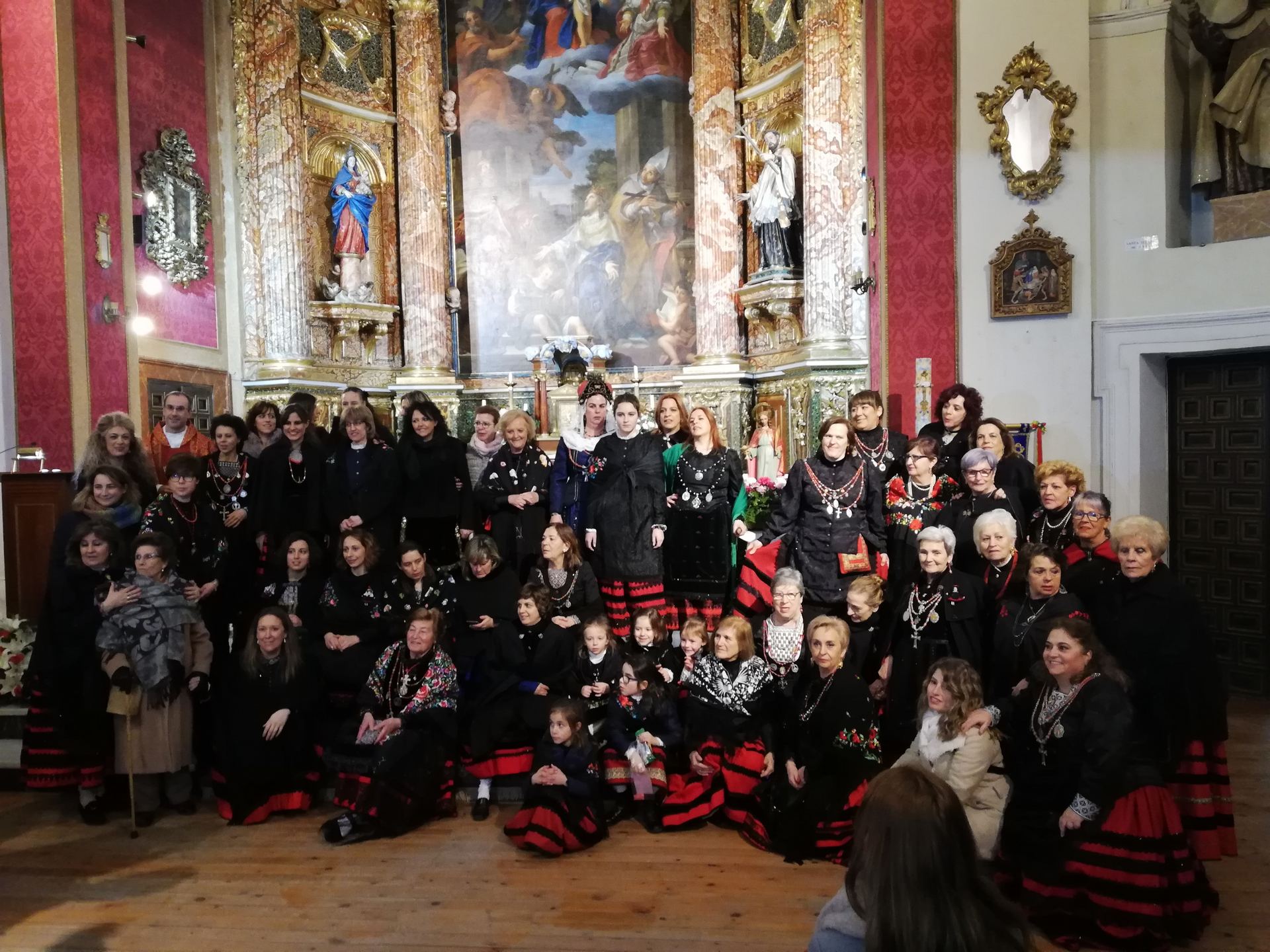 Grupo de aguederas del Real Sitio casi en su totalidad sobre el altar de la iglesia de Nuestra Señora del Rosario. / Nuria García Castán