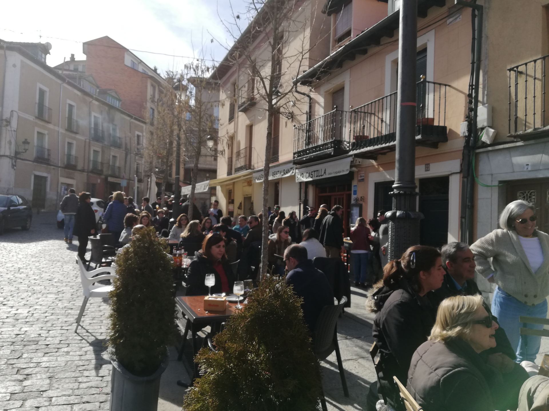 Terrazas de la Plaza de los Dolores al completo debido al buen tiempo y al interés por parte de vecinos y visitantes. / Nuria García Castán
