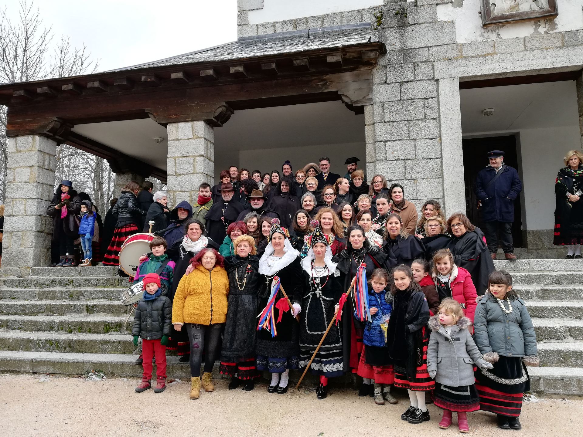 Alcaldesas y alguacilas junto a todos los participantes de Santa Águeda en Valsaín. / Nuria García Castán