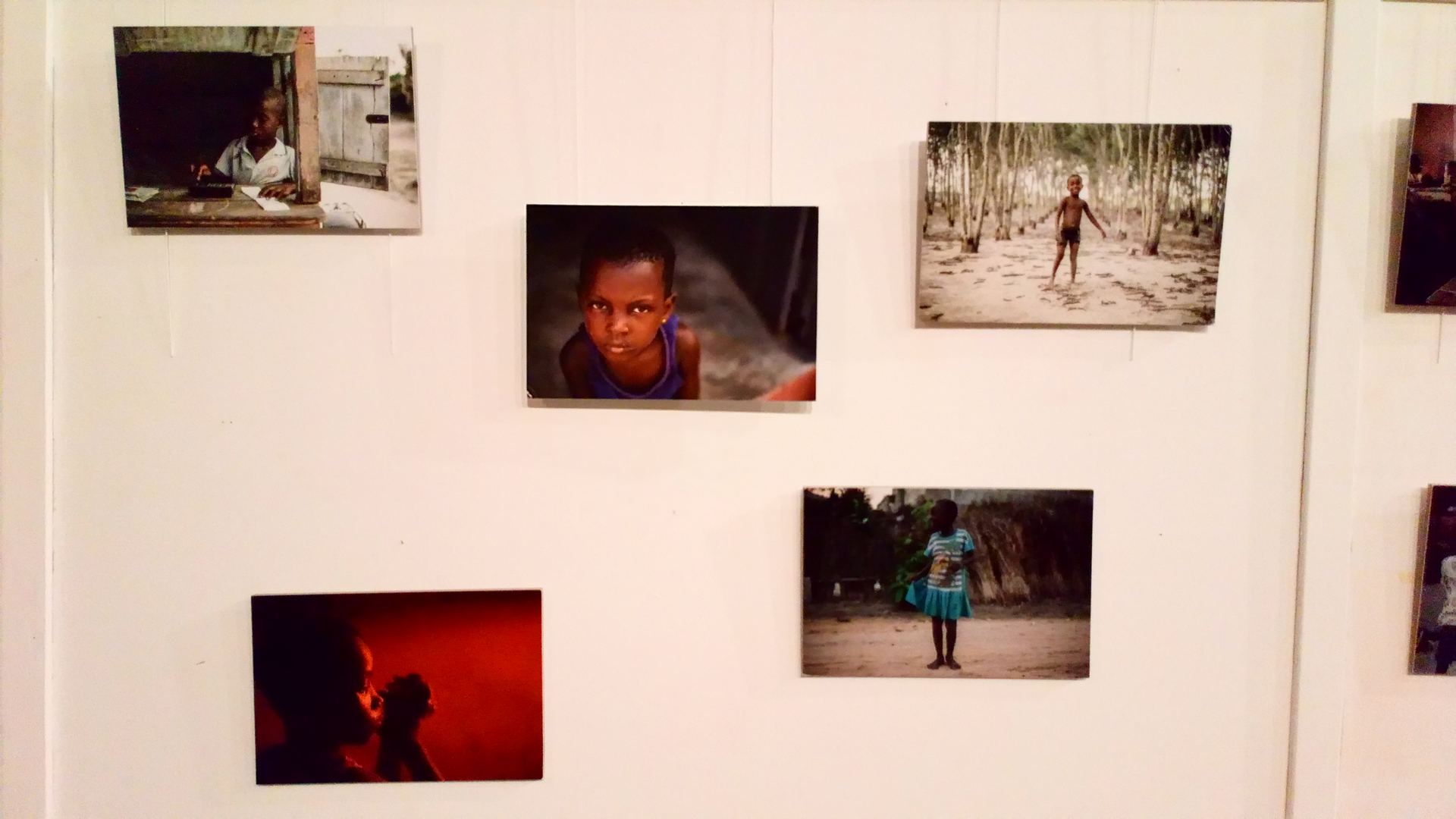 Las fotografías incluidas en la exposición evidencian el trabajo que los voluntarios realizan en Atsiame con los niños. / S. Sanjuán
