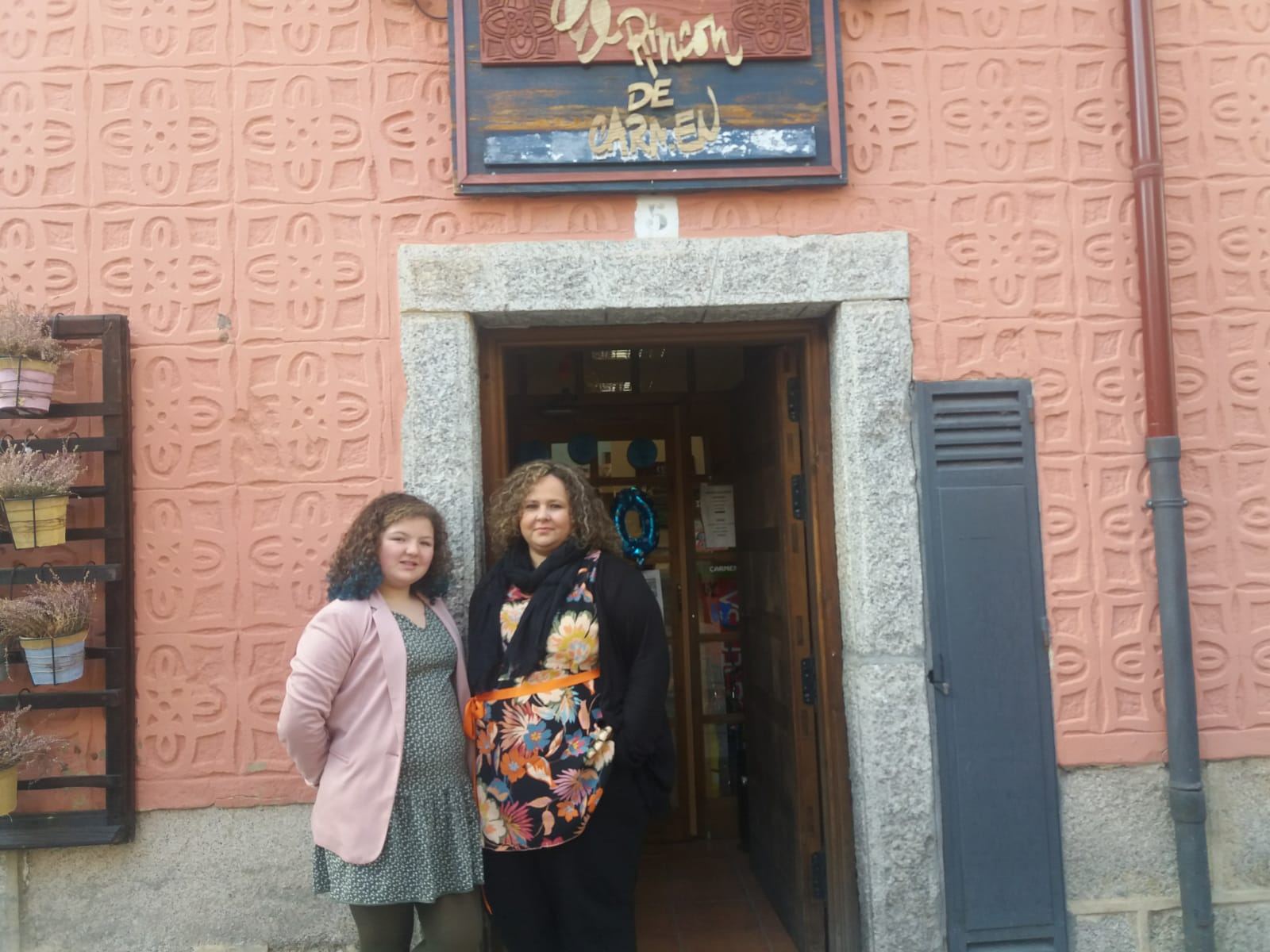 Marta Moterrubio junto a su hija Carmen, quien da nombre a este negocio y fuerza a su familia para estar al pie del cañón día tras día. / Marta Monterrubio