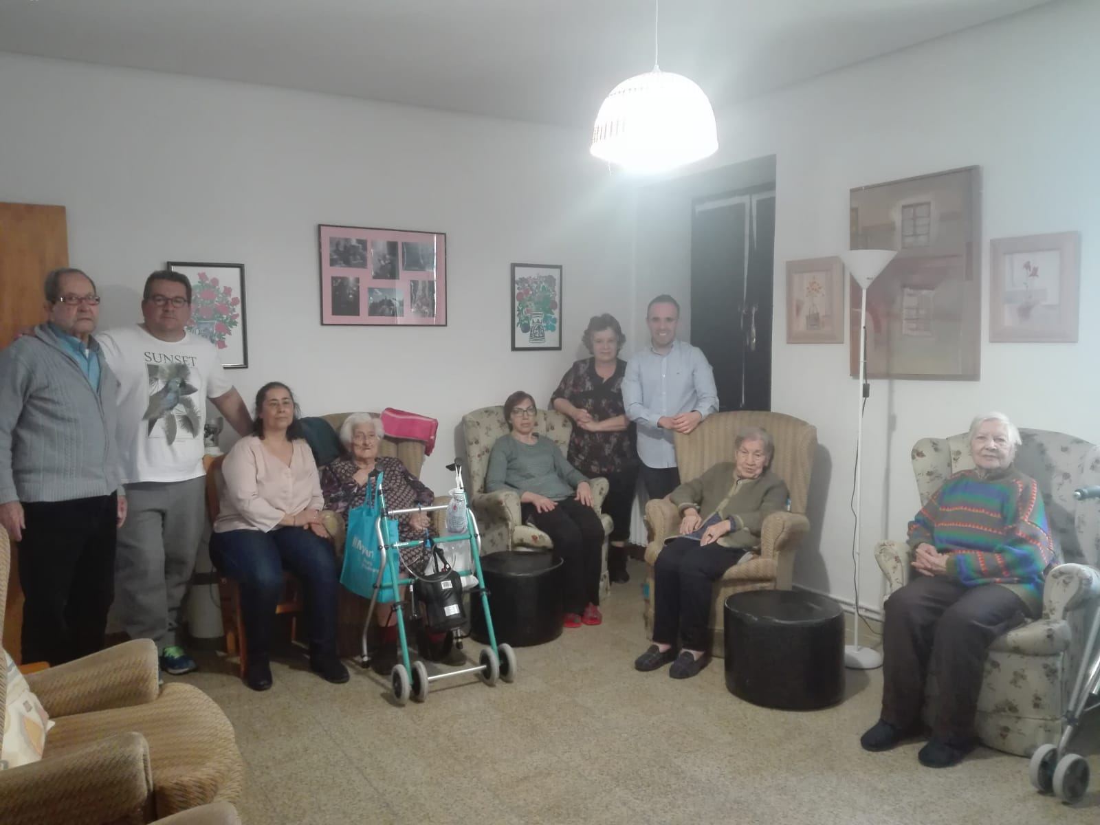 Huéspedes y personal contratado en el salón de la casa. Antonio Martín y Esperanza Alonso, tercero y cuarta por la izquierda. / S. Sanjuán