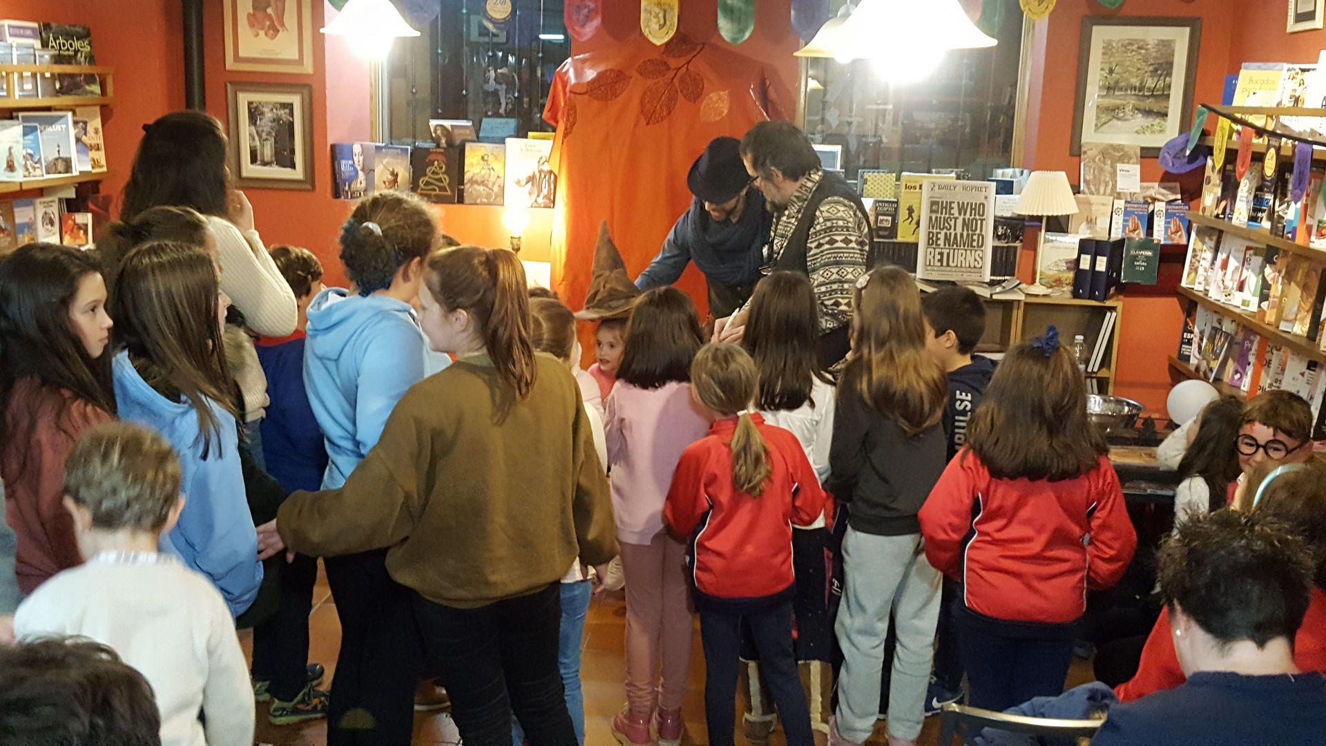 Asistentes y miembros de La Zurda Barroca esperando la respuesta del 'sombrero seleccionador'. / María de Miguel