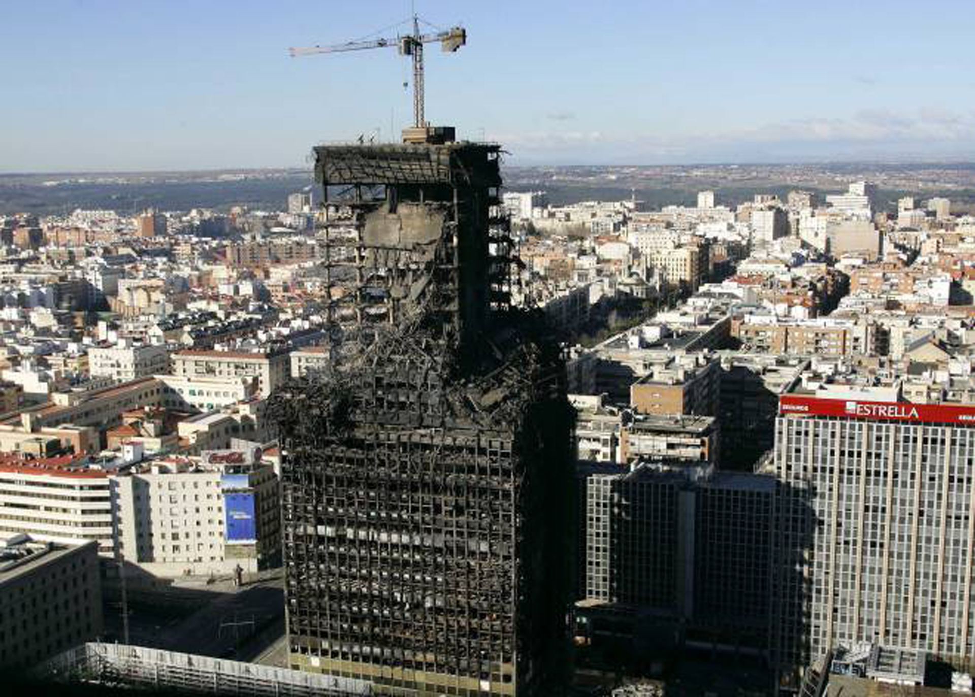 La teoría de la conspiración sobre el incendio de la torre Windsor se extendió tiempo después del fuego. / efe