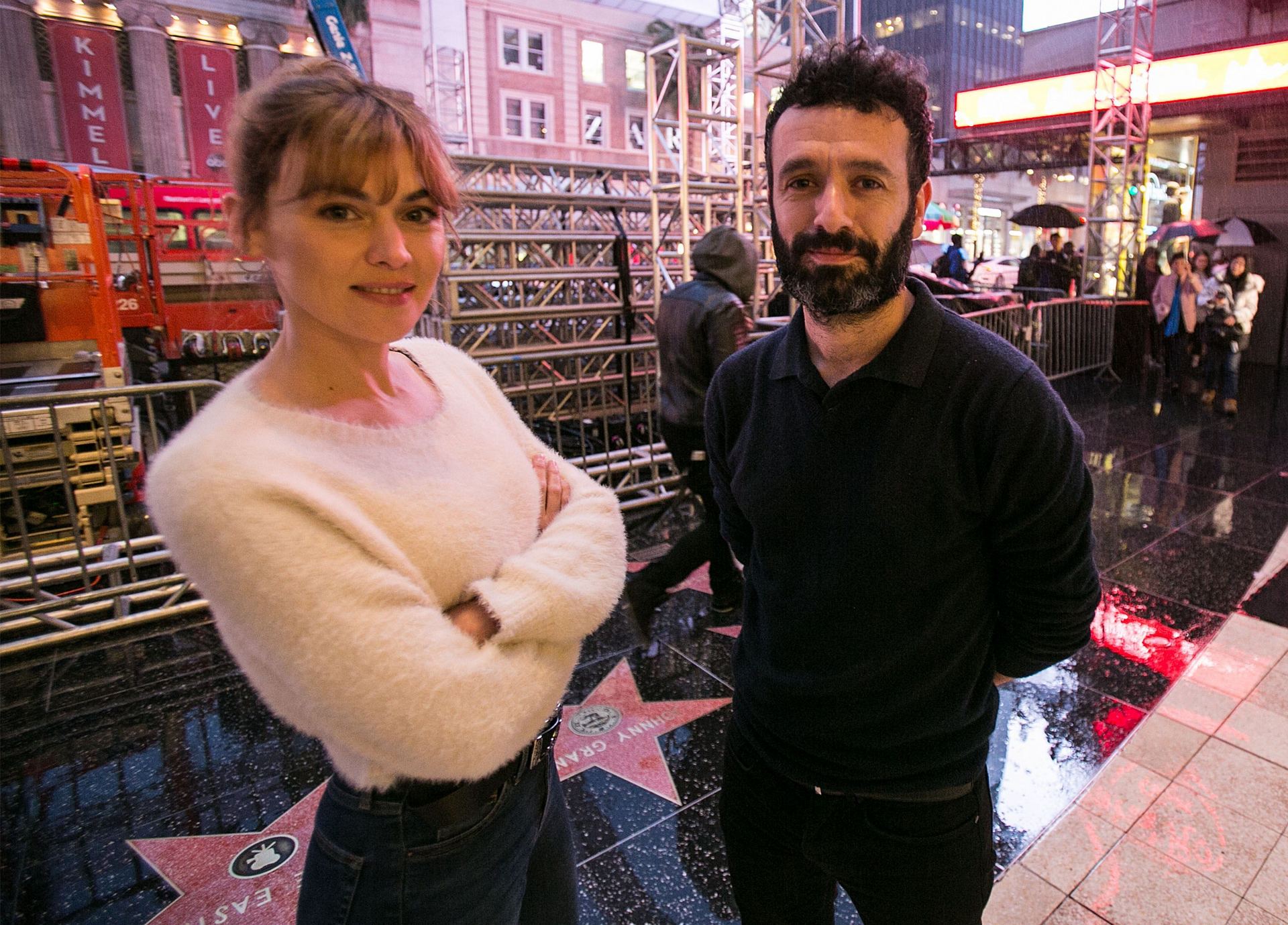 Marta Nieto y Rodrigo Sorogoyen calientan motores para la ceremonia en el Paseo de la Fama de Hollywood.