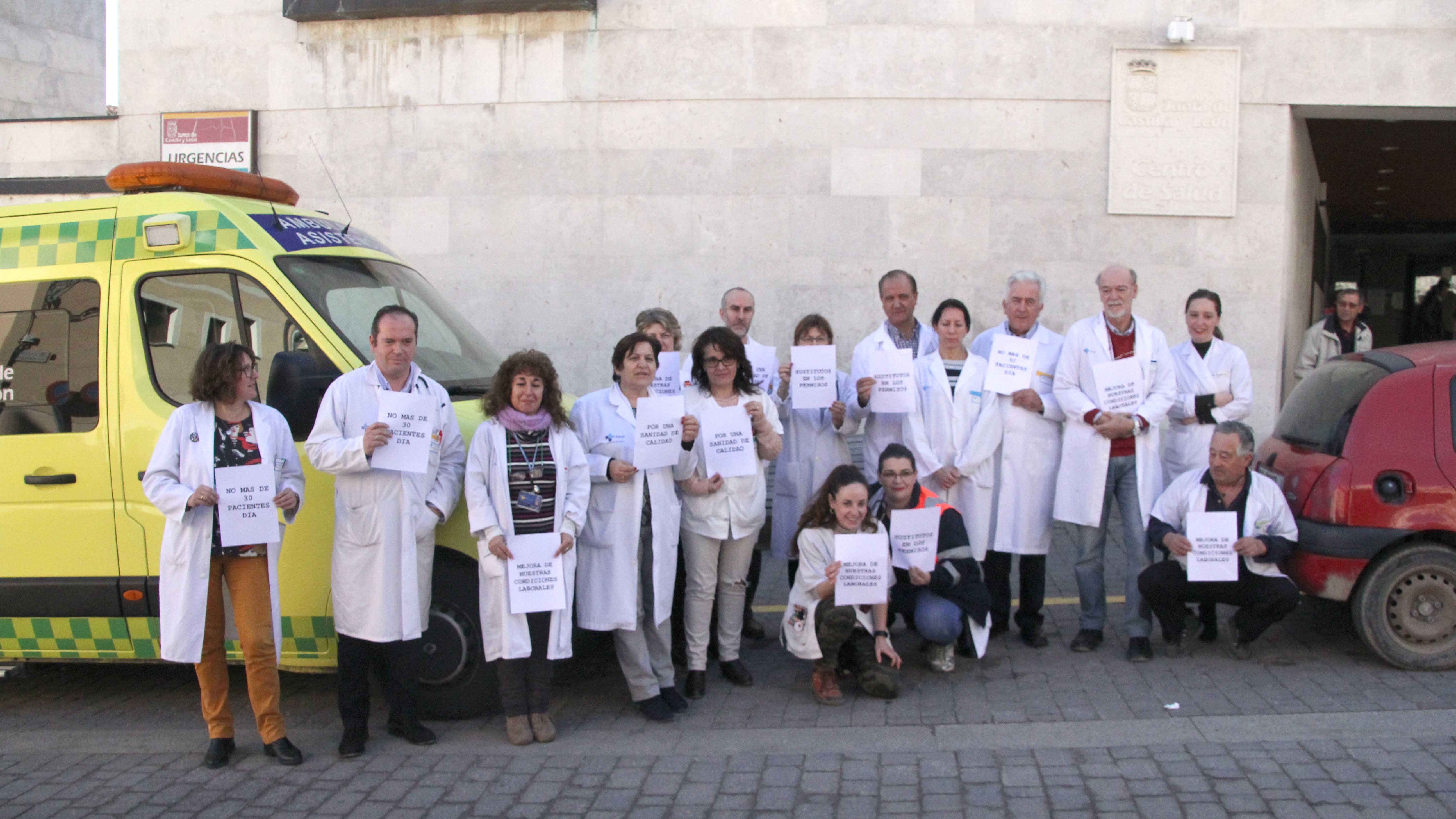 Profesionales del centro de salud de Cuéllar manifestándose por la sobrecarga de pacientes./c. núñez