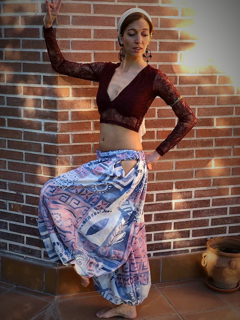 María Salas vistiendo un modelo de pantalones bombacho ofrecido a través de 'Umbela' . / M. Salas