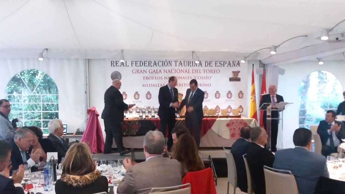 Francisco Salamanca, presidente de la peña, recogiendo la medalla./c. núñez