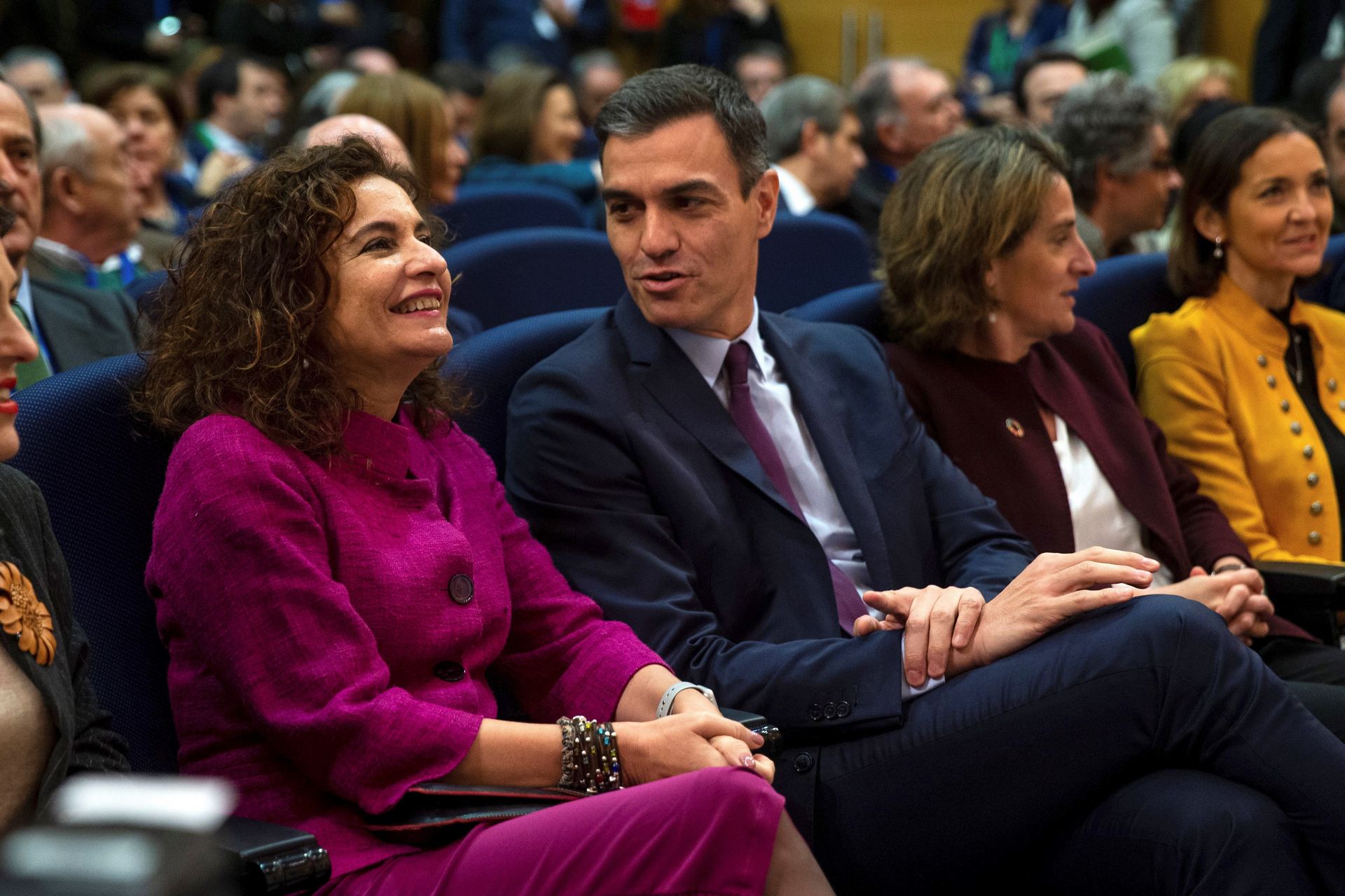 La ministra de Hacienda, María Jesús Montero, junto al presidente del Gobierno, Pedro Sánchez, en la presentación del libro del jefe del Ejecutivo.