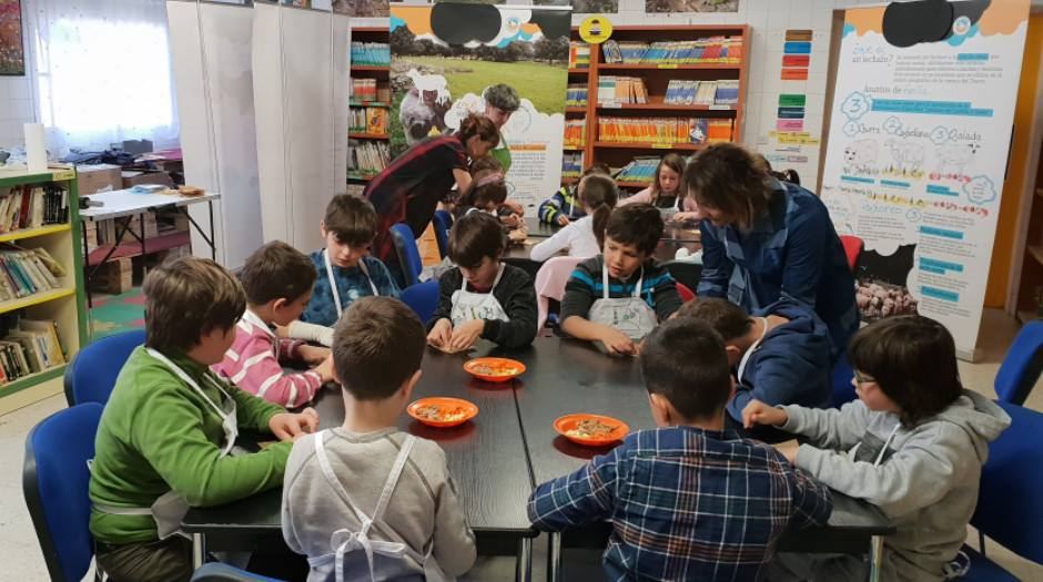 Alumnos de tercero de primaria degustando el lechazo. / CEIP Agapito Marazuela