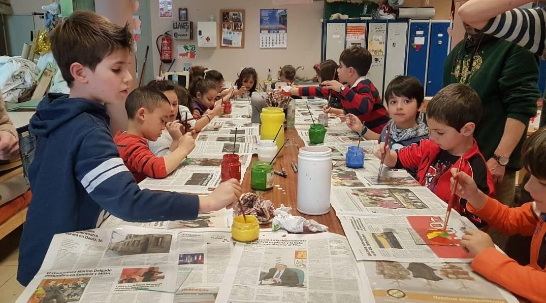 Alumnos de segundo de primaria pintando sus propios platos bajo las instrucciones de ADISIL. / CEIP Agapito Marazuela