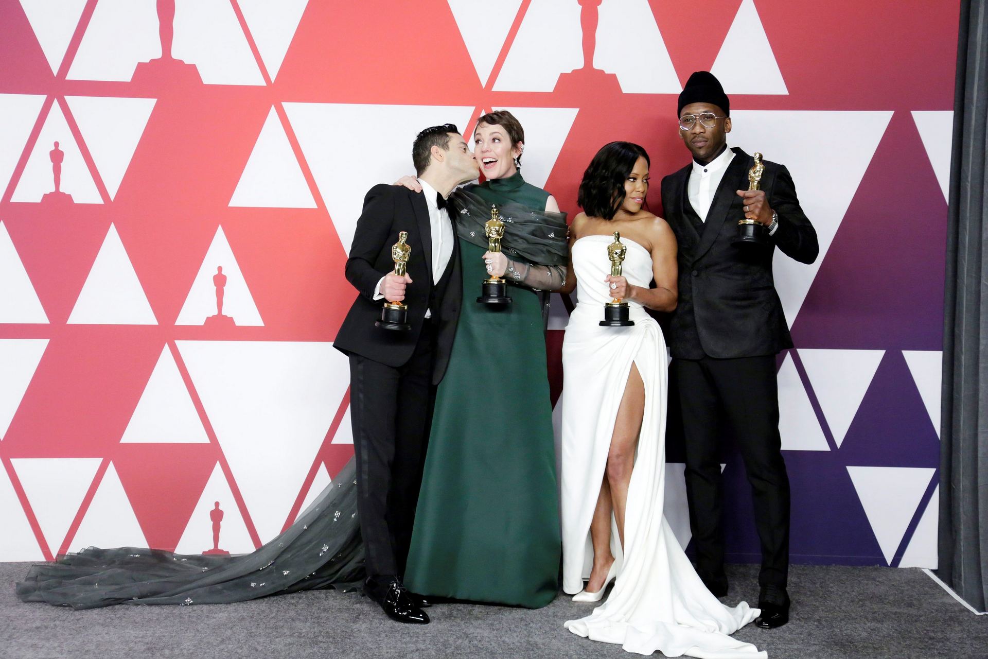 De i a d, Olivia Colman, Regina King y Mahershala Ali posan con sus estatuillas como mejores intérpretes principale y de reparto, respectivamente.