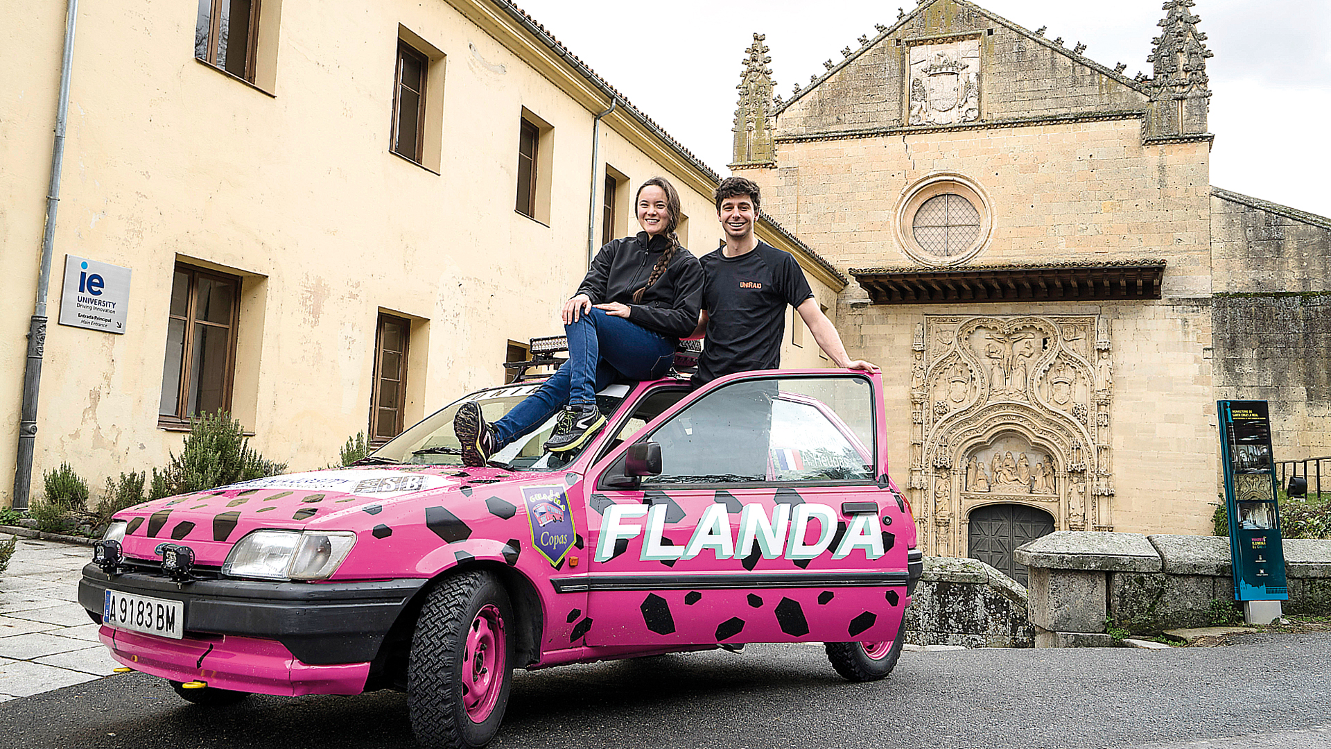 La francesa Alex Huegas y el español Andrei Mataix junto a su Ford Fiesta de 1989. / Roberto Arribas.
