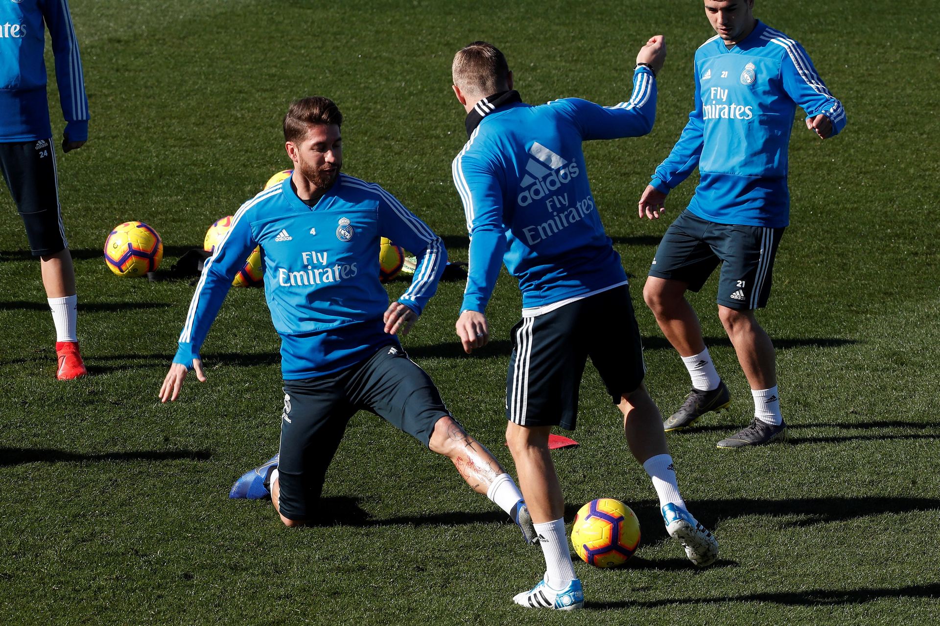 Sergio Ramos (i) y Toni Kroos durante el entrenamiento en Valdebebas.