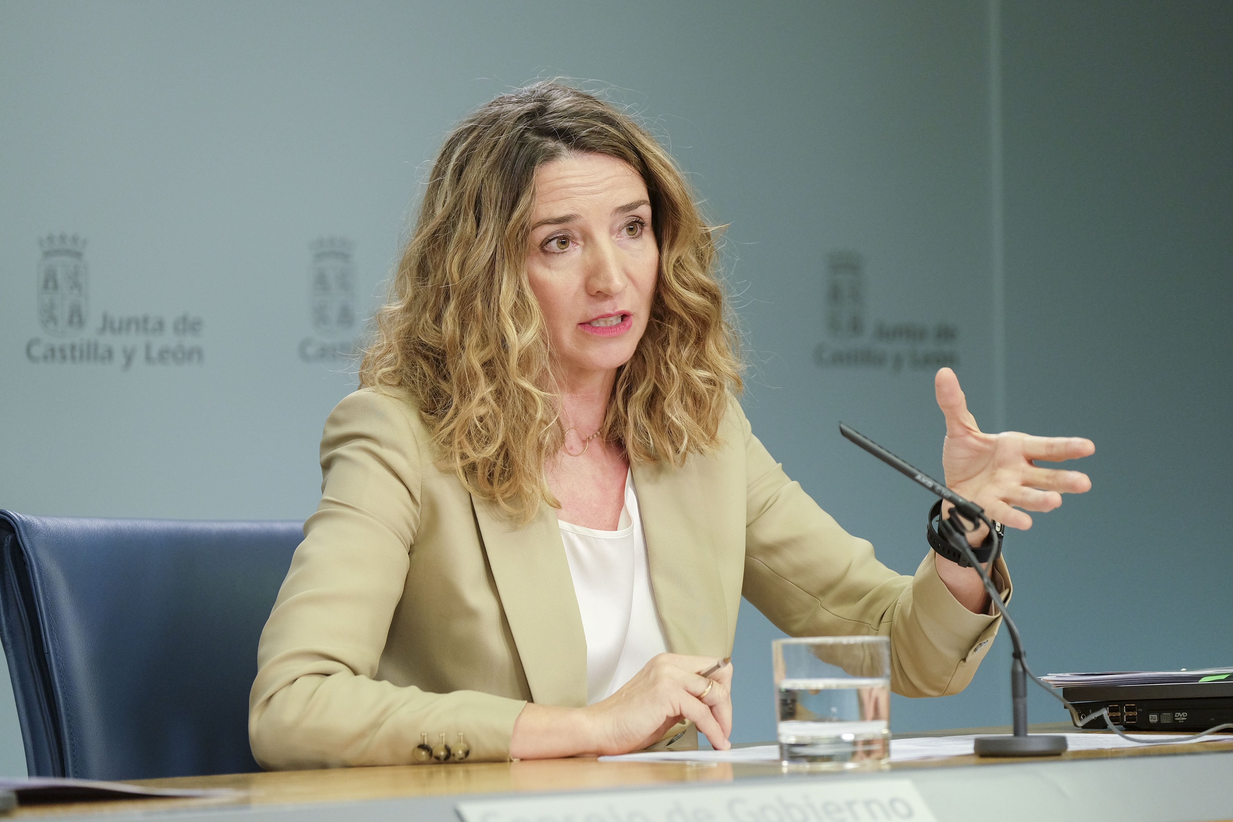 La consejera de Familia e Igualdad de Oportunidades, Alicia García, atiende a los medios en la rueda de prensa.
