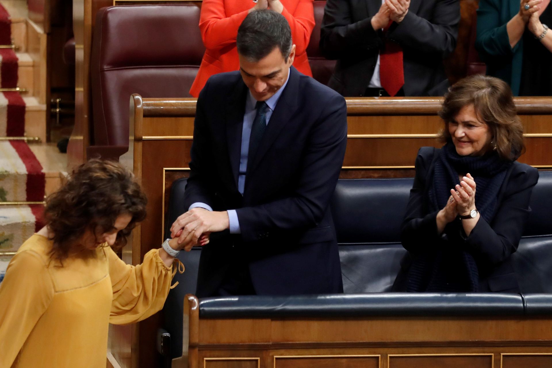 El presidente del Gobierno, Pedro Sánchez, agradece a la ministra de Hacienda, María Jesús Montero, su defensa de los Presupuestos.