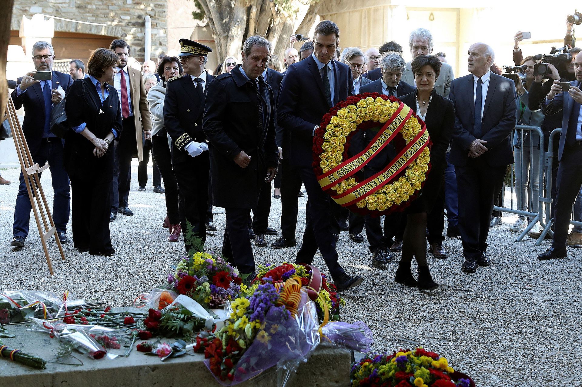 Pedro Sánchez deposita una corona de flores en la tumba de Antonio Machado en la localidad francesa de Colliure.