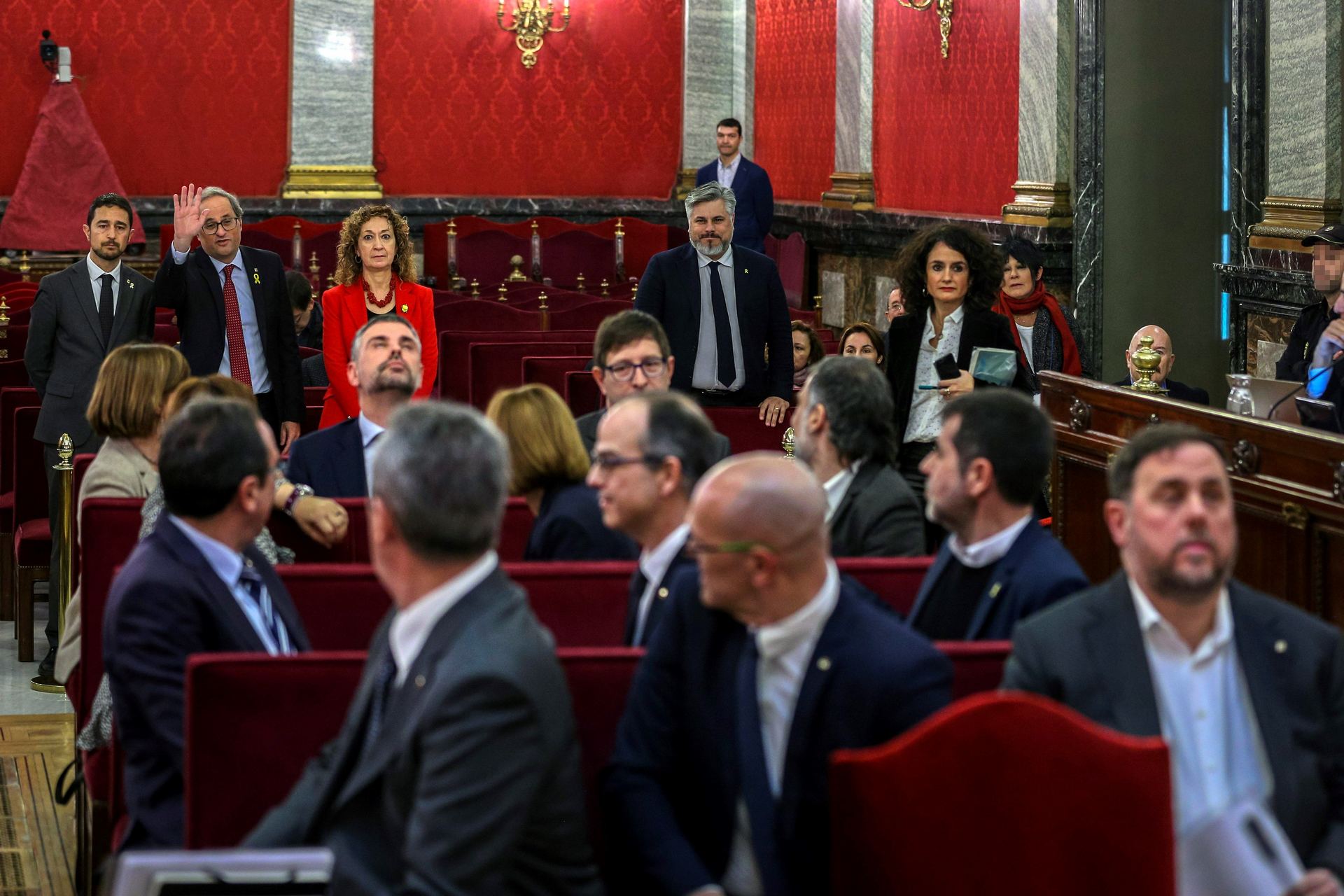 El presidente de la Generalitat, Quim Torra, saluda a los políticos catalanes encarcelados a su llegada a la sala del juicio en el Tribunal Supremo.