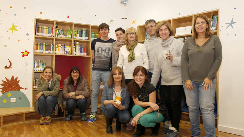 El grupo de voluntarios que junto a la escritora, Marisa Alonso, y la ilustradora, Elisabeth Aguillón, llevaron a cabo el proceso de decoración de la zona infantil de la Casa de la Lectura.
