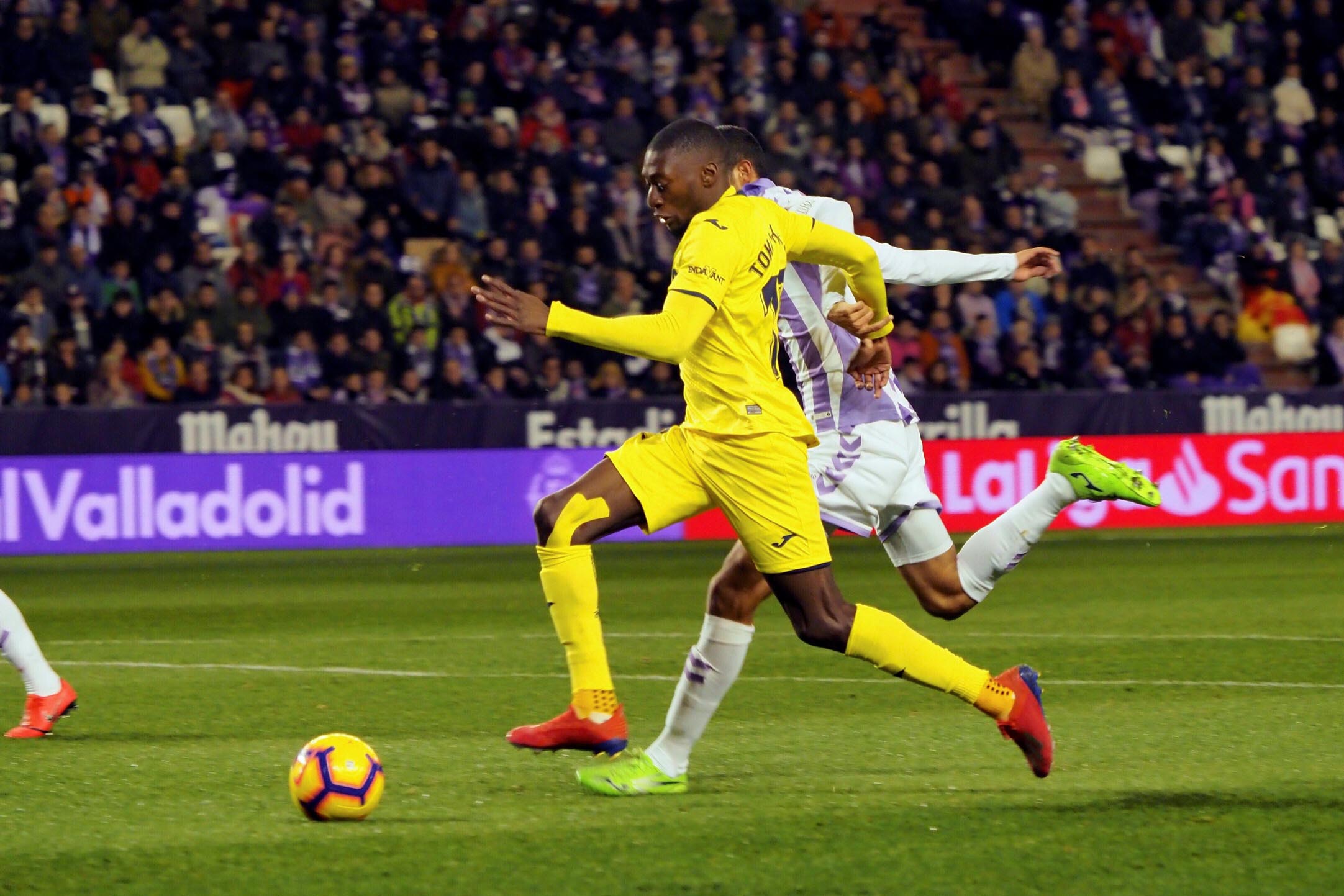 El Villarreal, a cambiar la dinámica en Europa 1 Ekambi controla el balón ante el Valladolid.