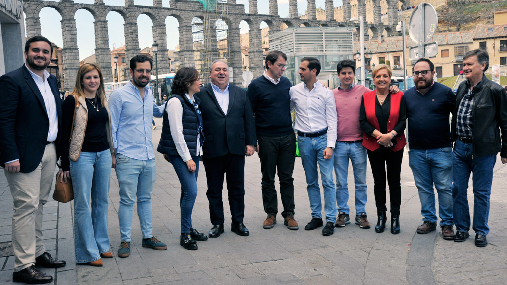 Mañueco, junto a los líderes de NNGG y dirigentes populares, junto al Acueducto./KAMARERO