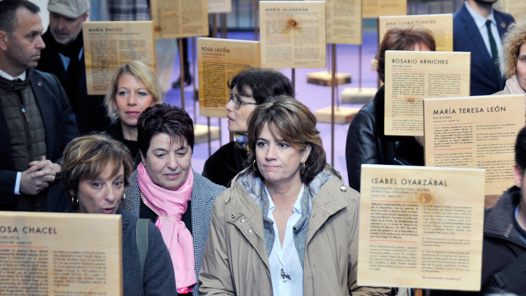 Delgado visitó la exposición 'Pasos sin tierra' en La Cárcel./KAMARERO