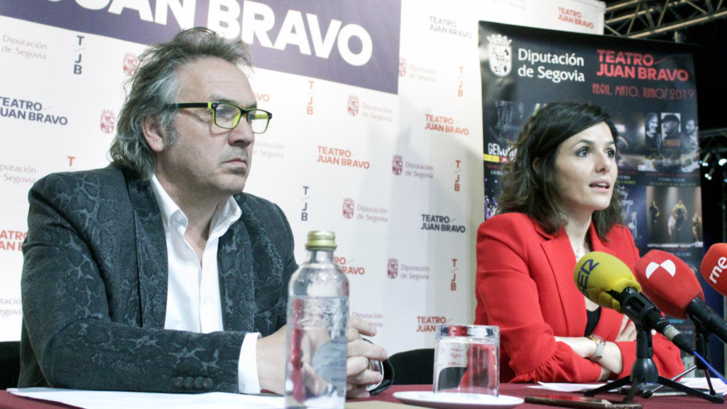 El director del teatro Juan Bravo, Marco Antonio, y la diputada de Cultura y Juventud, Sara Dueñas, ayer.