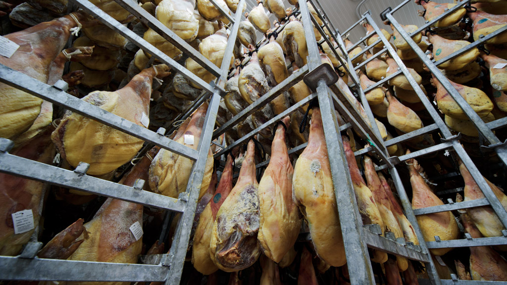 Anice: “España pierde la oportunidad de proteger el jamón frente a China” 1 Secadero de jamones. / EL ADELANTADO