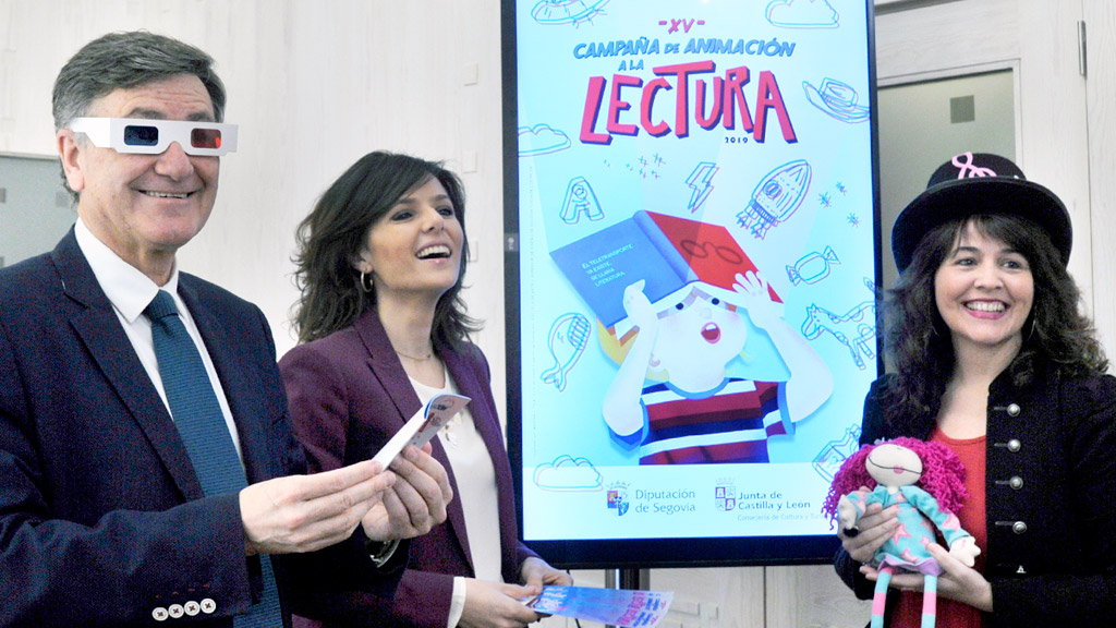 El presidente y la diputada, junto a la componente del Sombrero de la Memoria, en la presentación. / KAMARERO