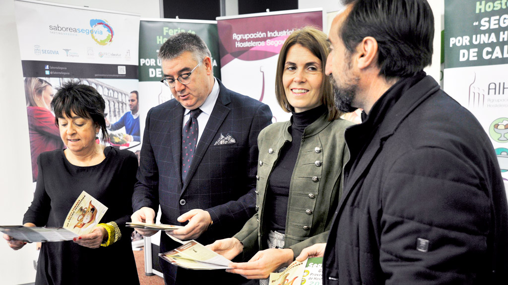 De izquierda a derecha: Claudia de Santos, Roberto Moreno, Magdalena Rodríguez y Javier García Crespo, en la presentación. / kamarero