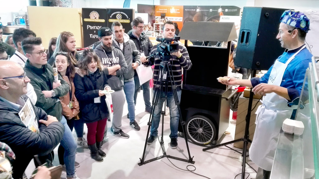 Los alumnos del centro de FP Felipe VI atendiendo las explicaciones del cocinero Antonio Marcos.