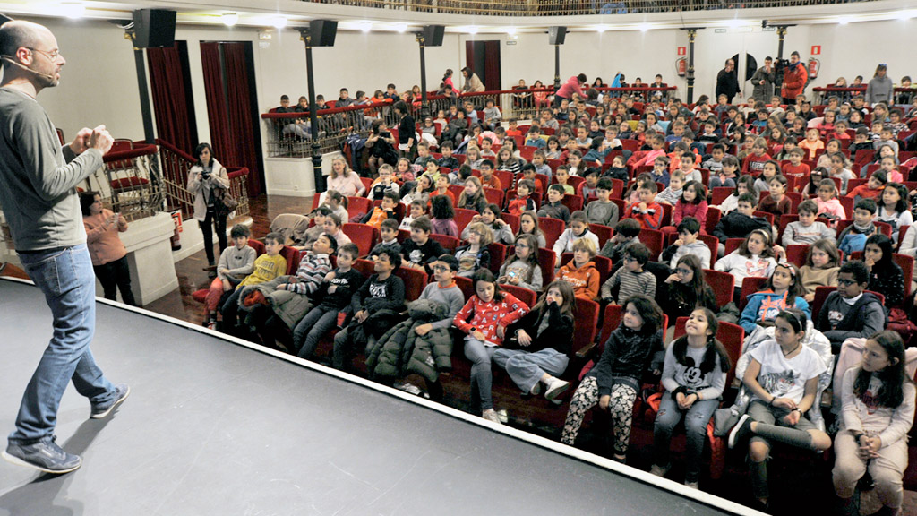 Los escolares disfrutaron del vídeo e hicieron muchas preguntas sobre el Teatro. / kamarero