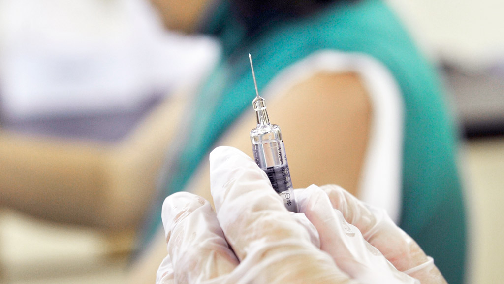 El 62% de las personas mayores de 64 años de Castilla y León recibe la vacuna frente a la gripe. / KAMARERO